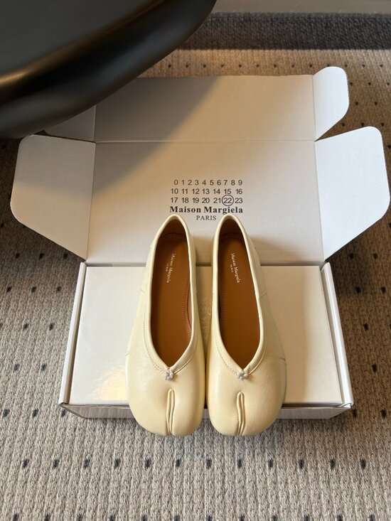 Maison Martin Margiela Shoes - Maison Margiela Tabi Split‑Toe Cream Leather Ballet Flats